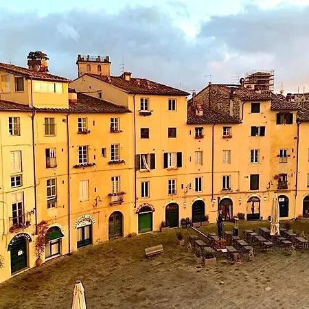Il Mazzocchio In Piazza Anfiteatro Lucca
